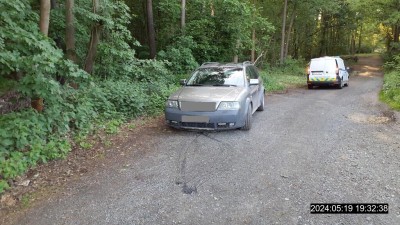 Chtěl vyhodit v lese nepořádek, nakonec skončil s rozbitým autem