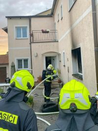 V Buštěhradě hořelo. Hasiči zachránili jednu osobu