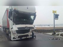 Na železničním přejezdu u pekáren uvízl kamion, strážníci odkláněli dopravu
