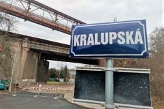 V Kladně se uzavřela ulice Kralupská, bourá se tam most