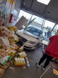 Stalo se ve Středočeském kraji. Auto vjelo až do supermarketu