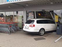 Stalo se ve Středočeském kraji. Auto vjelo až do supermarketu