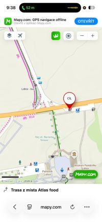 Samoživitelce vykradli a rozbili ve čtvrtek noci auto u památníku v Lidicích. Neviděli jste je?