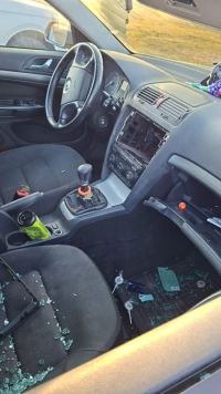 Samoživitelce vykradli a rozbili ve čtvrtek noci auto u památníku v Lidicích. Neviděli jste je?