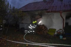Při požáru rekreačního objektu u Unhoště se popálil majitel