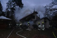 Při požáru rekreačního objektu u Unhoště se popálil majitel