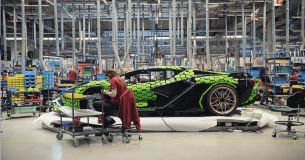 FOTO: V Kladně vyrobili Lamborghini Sián v životní velikosti ze 400 tisíc kostiček Lega