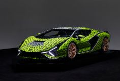 FOTO: V Kladně vyrobili Lamborghini Sián v životní velikosti ze 400 tisíc kostiček Lega