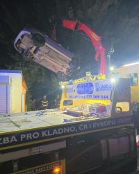 Auto skončilo na Kladně Dubí v příkopu. Hasiči museli zraněného vyprostit