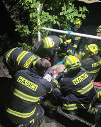 Auto skončilo na Kladně Dubí v příkopu. Hasiči museli zraněného vyprostit