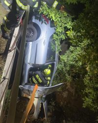 Auto skončilo na Kladně Dubí v příkopu. Hasiči museli zraněného vyprostit