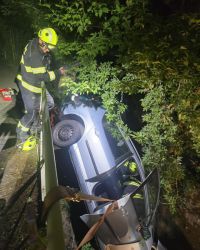 Auto skončilo na Kladně Dubí v příkopu. Hasiči museli zraněného vyprostit