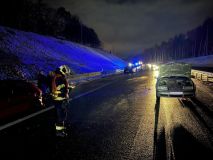 Obrazem: Zimní počasí v pátek v podvečer překvapilo řidiče.  Série nehod na zledovatělé dálnici D6 zastavila provoz