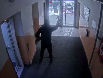 Silvestr pod vlivem drog. Mladík v Holandské ohrožoval noži rodinu