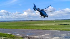 Nebezpečný úsek pod dohledem vrtulníku: Policisté na Kladensku zasahovali proti riskantním řidičům