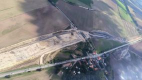 Nebezpečný úsek pod dohledem vrtulníku: Policisté na Kladensku zasahovali proti riskantním řidičům