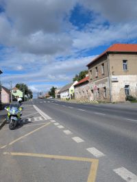 Nebezpečný úsek pod dohledem vrtulníku: Policisté na Kladensku zasahovali proti riskantním řidičům