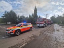 Obrazem: Velký požár u Sokolova pomáhali zdolávat také hasiči Středočeského kraje, s potřebnou technikou i vrtulníkem Black hawk