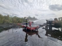 Obrazem: Velký požár u Sokolova pomáhali zdolávat také hasiči Středočeského kraje, s potřebnou technikou i vrtulníkem Black hawk