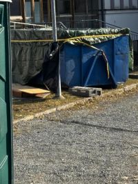 Azbest ve škole v Unhošti. Stavební firma trhala desky, i když tušila, že jde o azbest