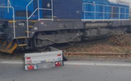 Ve Slaném se srazil vlak s vozíkem auta
