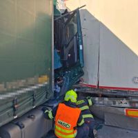 Hasiči na obchvatu museli vystříhávat řidiče kamionu