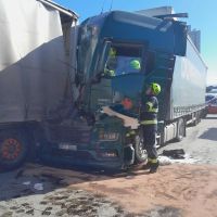 Hasiči na obchvatu museli vystříhávat řidiče kamionu