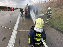 Na dálnici hořela dodávka na CNG