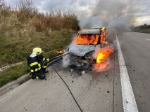 Na dálnici hořela dodávka na CNG