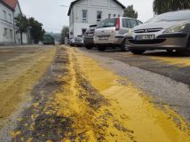 Ve Slaném se silnice zabarvily do žluté barvy