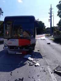 Řidička na křižovatce v Rozdělově čelně vletěla do autobusu. Hasiči ji museli z auta vyprostit, do pražské nemocnice ji přepravil vtrulník