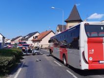 Řidička na křižovatce v Rozdělově čelně vletěla do autobusu. Hasiči ji museli z auta vyprostit, do pražské nemocnice ji přepravil vtrulník