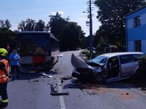 Řidička na křižovatce v Rozdělově čelně vletěla do autobusu. Hasiči ji museli z auta vyprostit, do pražské nemocnice ji přepravil vtrulník