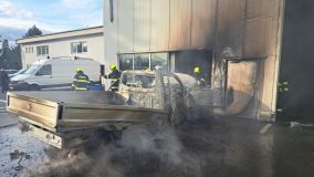 Elektrický nákladní automobil ve firmě vzplál a plameny zasáhly i přilehlou halu a autoservis. Škoda pět milionů korun