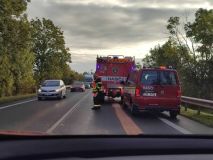 Pozor na silnici na Buštéhrad, hasiči likvidují ropu na vozovce