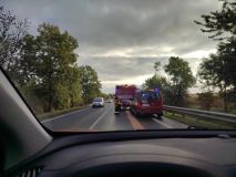 Pozor na silnici na Buštéhrad, hasiči likvidují ropu na vozovce