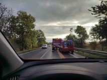 Pozor na silnici na Buštéhrad, hasiči likvidují ropu na vozovce