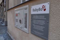 Dva dny před Štědrým dnem se rozezněl alarm babyboxu na radnici Prahy 6. Zdravotníci v něm našli miminko chlapečka