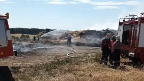 O víkendu hasiči likvidovali 68 požárů. V horku se požár šířil rychle, malý požár se během chvilky rozhořel na deseti hektarech