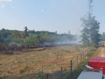 O víkendu hasiči likvidovali 68 požárů. V horku se požár šířil rychle, malý požár se během chvilky rozhořel na deseti hektarech