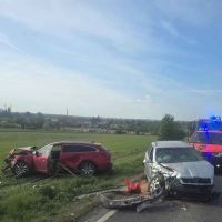 Nehoda u Pcher. Hasiči museli řidiče náklaďáku vyprostit