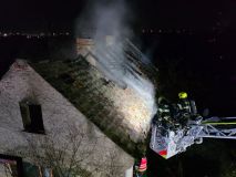 V Kročehlavech hořel třípatrový dům