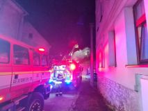 V Kročehlavech hořel třípatrový dům