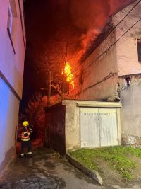 V Kročehlavech hořel třípatrový dům