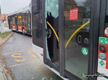 Ve Velvarské rozbil dveře autobusu, šňupal a neměl lístek. Řidič na něj přivolal strážníky tlačítkem