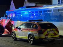 Aktualizace: Řidič v Dobříši se před nárazem do autobusu řítil městem rychlostí 140 km/h. Takto se k této tragické nehodě vyjádřili záchranáři