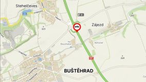 Pozor, na dálnici D7 u Buštěhradu skončilo auto ve svodidlech