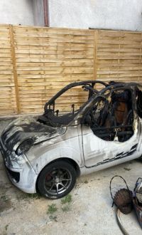 Ve Švermově hořela v neděli večer garáž a auto