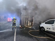 V obci Malé Přítočno vzplál autobus. Požár uzavřel ulici