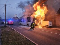 V obci Malé Přítočno vzplál autobus. Požár uzavřel ulici